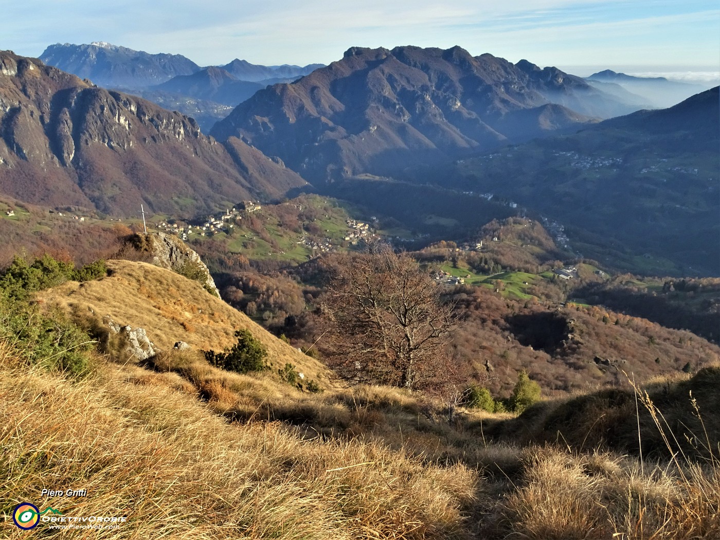 53 Dalla dorsale di cresta del Corno Zuccone splendida vista panoramica sulla Val Taleggio.JPG